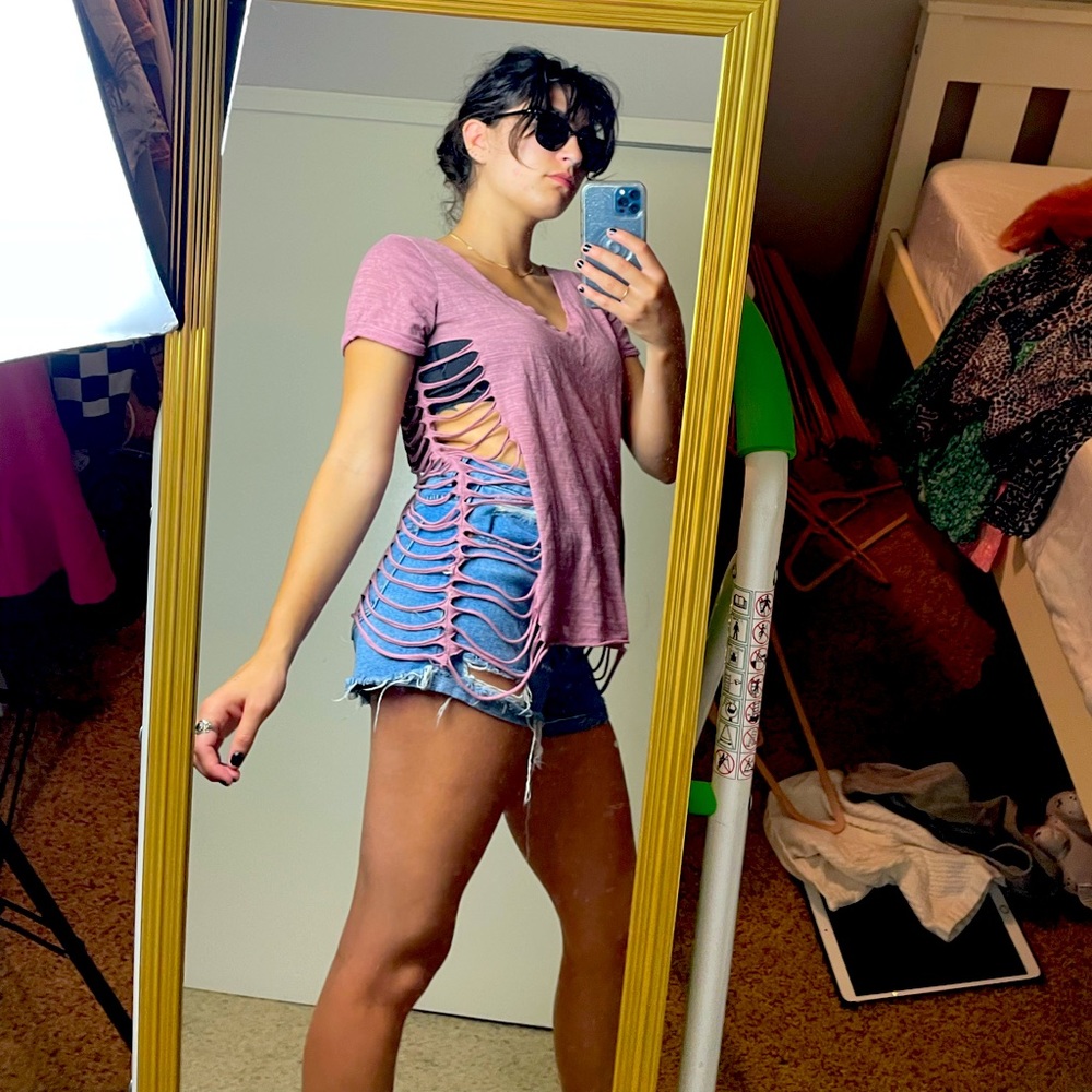 Buckle shirt, cut up on both sides, loose fit